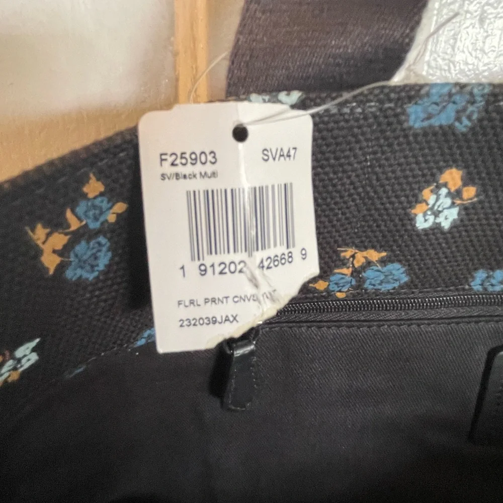 Beautiful Coach bag. this bag is on eBay for $139 I will match that price - Picture 11 of 16